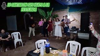 Le cantaron sus hijos a la festejada la Sra. Francisca Peralta por su cumpleaños y abrieron los gift