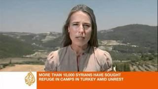 Syrian troops mass on Turkey border