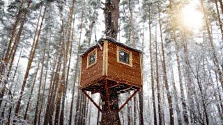 Cozy TREE HOUSE: I'm hiding from the FROST and SNOWFALL in a treehouse