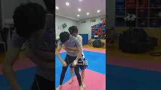 用格鬥安撫朋友 1