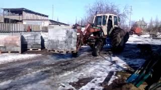 ВИЛОЧНЫЙ ПОГРУЗЧИК ДЛЯ ТРАКТОРА ЮМЗ, РАЗГРУЖАЕМ ПАЛЕТУ С ШЛАКОБЛОКОМ