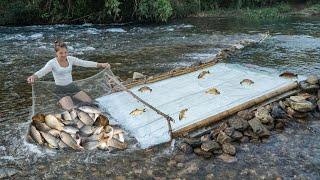 How to Make Simple Fish Trap With Net Wood On Big River, The SECRET to Catching Big Schools Of Fish