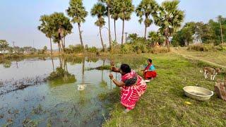 Fishing Video || A very skilled woman is fishing in the village pond using hooks || Catching fish