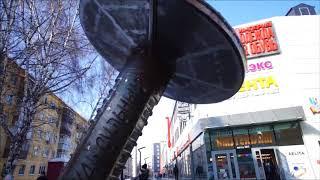В Новосибирске открыли памятник в виде гигантского гвоздя