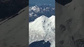 горы с самолёта, вроде Эльбрус. (у нас кстати Эльбрус с трассы видно)