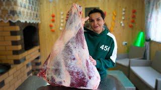 Einen ganzen Schinken schneiden und ein Nationalgericht aus Fleisch im Teig kochen