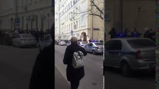 Москвичи в очереди за татуировками Кизару. Копы приехали