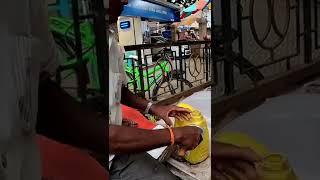Travelwithchris gets a $0.60 Street Shave in Mumbai, India 