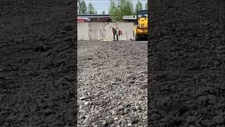 правильная укладка асфальтовой крошки #асфальт #благоустройство #самосвал #строительство #погрузчик