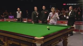 A Lady (Streaker) Comes Out Of The Crowd & Plays Ronnie's Last Black - English Open Snooker 2017