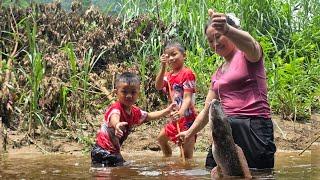 Single mother teaches son how to fish wild .DANG THI DU
