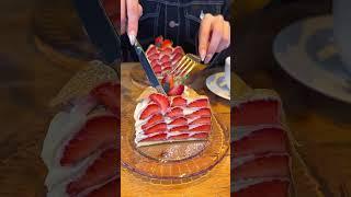 いちごがたっぷりすぎる巨大ミルクレープ中までぎっしり甘いいちごが詰まってた #表参道グルメ
