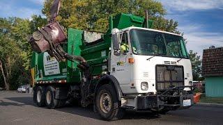 Autocar WX64 - McNeilus AutoReach Garbage Truck