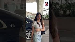 Suhana Khan Spotted At Mumbai Airport With Mom Gauri Khan Looking Cute | #Bollywood | n18S