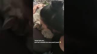 Özlem Yılmaz ve kedi