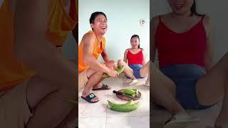 He tries to flirt while chopping vegetables.Daily life of a couple #couple #shorts