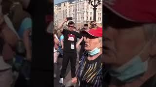 Женщина жестко отчитала сотрудников полиции на митинге в Москве