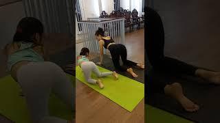 Yoga Hips with two girl, S160