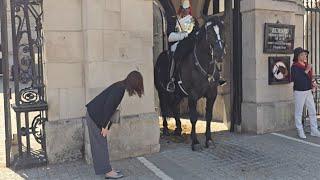 JAPANESE COUPLE SHOW THE ULTIMATE RESPECT TO THE KINGS GUARD #kingsguard