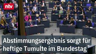 Abstimmungsergebnis sorgt für heftige Tumulte im Bundestag - Merz "bedauert" Mehrheit durch AfD