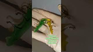 Готовая ортодонтическая пластинка на нижнюю челюсть. Состоит из  2 цветов.