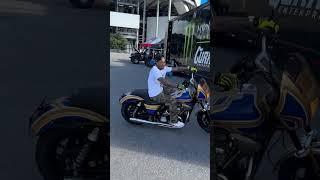 Chino wheelies a Harley