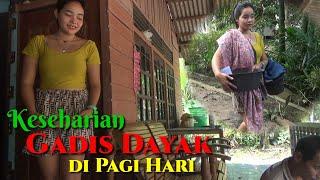 Keseharian gadis dayak di pagi hari saat di rumah