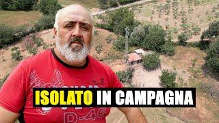 Il pastore che vive da solo in una campagna