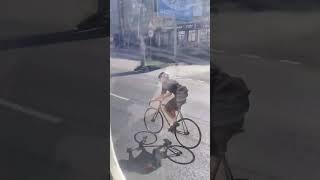 На фиксе против трамвая с детским соотношением #фикседгир #fixedgear