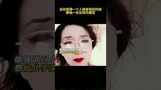 当你觉得一个人很奇怪的时候，那她一定在经历痛苦