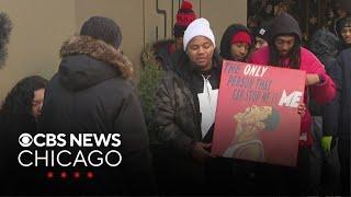 Fans queue up for Derrick Rose's pop-up flower shop in downtown Chicago