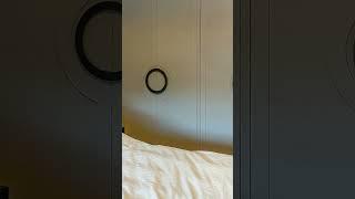 Ukens formsterke garderobe i varmgrå farge med sirkel-håndtak i sort Gun Metall  #bespokeinteriors