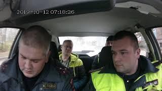 сотрудник ГИБДД прячет алкометр