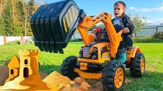 Дети играют с игрушечным трактором и закапывают яму  Children playing with a toy tractor