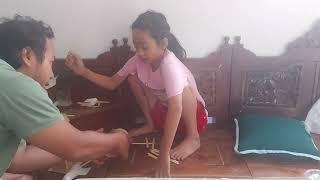 Tasya diajarin papa buat kerajinan Pekerjaan rumah dari sekolah