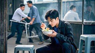 Pemuda makan mie di jalan diganggu preman, ternyata agen khusus yang langsung mengalahkan mereka