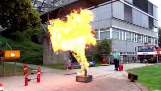 Praktische Feuerlöscher Übungen an der Uni