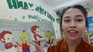 The kindergarten teacher tells a fairy tale about a duck and a monkey