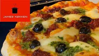 Pizza - med Nduja-pølse, pesto og sorte oliven