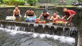 Muatan Air Pake Truk Miniatur Melewati Danau