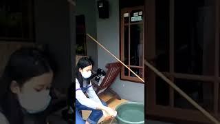 berani banget duduk di kursi goyang horor