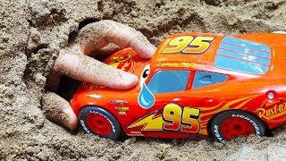 Yejun Helps Car Toy Rescue in Sand | Story for Children