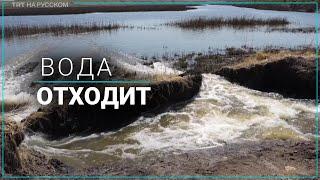 Украинские спасатели продолжают рыть траншеи в подтопленных селах после разрушения Каховской ГЭС