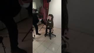 #funnykids Zeynep ilk vesikalık fotoğrafını çektiriyor  هل (زينب) تأخذ جواز سفرها الأول 