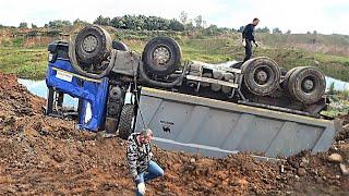 Turned over a new Scania dump truck on the roof / Cargo tow truck