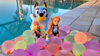 Balloon splash ! Elsa & Anna toddlers & Bluey - bubbles & water fun