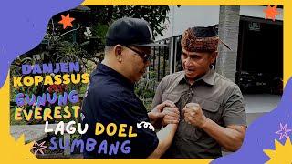 Danjen KOPASSUS Mendaki Gunung Everest Sambil Mendengarkan Lagu Doel Sumbang