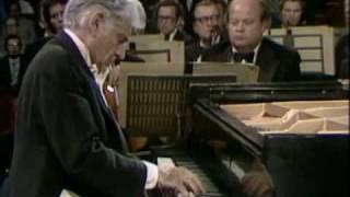 Bernstein performs Gershwin Rhapsody in Blue 1/2