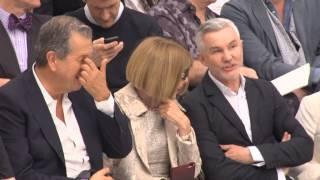 Baz Luhrmann makes Anna Wintour smile