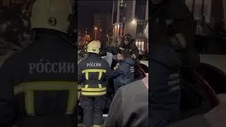 Пьяный мужик упал с 19 этажа на машину, выжил, сам пошёл в скорую и пел песни